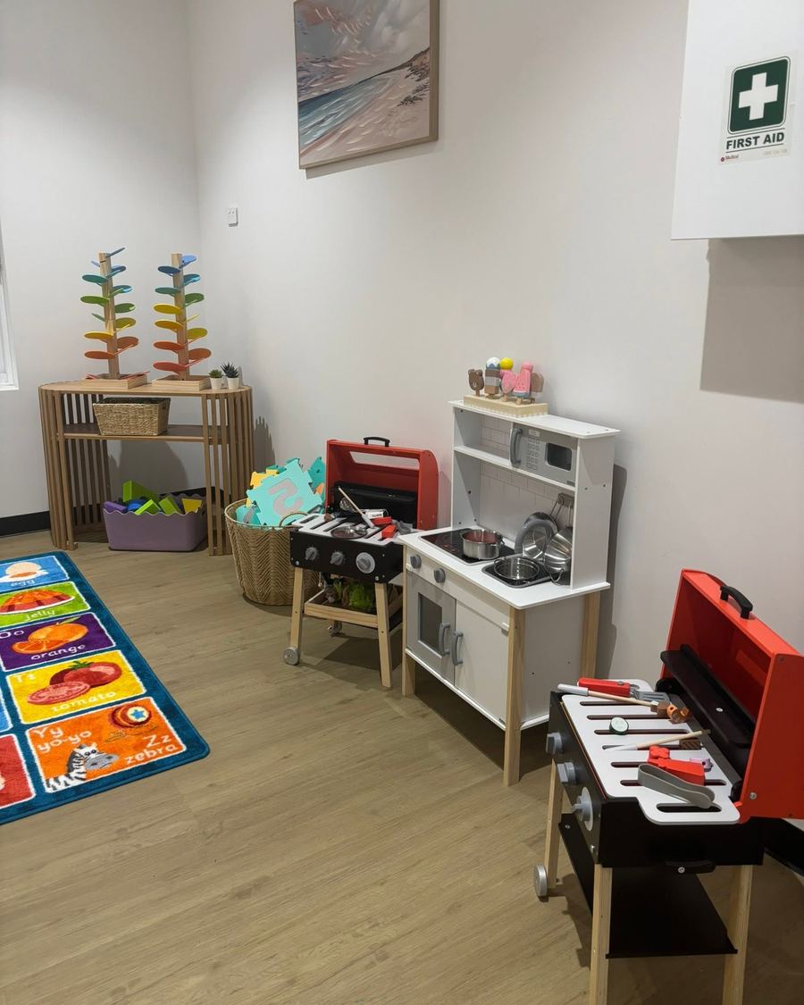 A play kitchen and barbecue in the Hana room